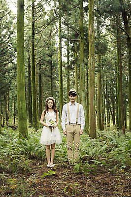 포토 JPG 주간 전신 나무 모자 커플 여자 남자 행복 신부 부케 웨딩드레스 신랑 결혼 신혼부부 자연 한국 서기 들기 사람 동양인 20대 성인 야외 두명 앞모습 제주도 화관 로맨틱 한국인 분위기 추억 숲 청순 특별함 청년만 성인만 국내포토 자연요소 식물 부부 잡화 드레스 꽃 감정 아시아 뷰포인트 꽃다발 컨셉 관계 모션 인종 이벤트 청년 생태계 신혼 파일형식