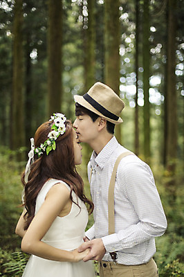 포토 JPG 주간 나무 모자 커플 여자 남자 행복 신부 웨딩드레스 신랑 결혼 신혼부부 자연 한국 서기 사람 동양인 상반신 20대 성인 야외 두명 옆모습 제주도 손잡기 화관 로맨틱 한국인 분위기 추억 숲 청순 특별함 청년만 성인만 국내포토 자연요소 식물 부부 잡화 드레스 꽃 감정 아시아 뷰포인트 컨셉 관계 모션 인종 이벤트 청년 생태계 신혼 파일형식