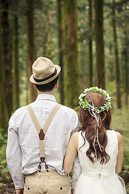 포토 JPG 주간 나무 모자 커플 여자 남자 행복 신부 웨딩드레스 신랑 결혼 신혼부부 자연 한국 서기 사람 동양인 상반신 20대 성인 야외 두명 뒷모습 제주도 팔짱 화관 로맨틱 한국인 분위기 추억 숲 청순 특별함 청년만 성인만 국내포토 자연요소 식물 부부 잡화 드레스 꽃 감정 아시아 뷰포인트 컨셉 관계 모션 인종 이벤트 청년 생태계 신혼 파일형식