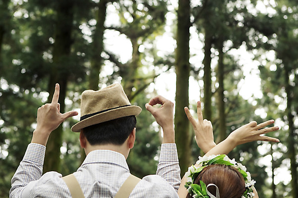 포토 JPG 주간 나무 모자 커플 여자 남자 행복 신부 신랑 결혼 신혼부부 자연 한국 사랑 서기 사람 동양인 손짓 상반신 20대 성인 야외 두명 뒷모습 제주도 화관 로맨틱 한국인 분위기 추억 숲 청순 특별함 청년만 성인만 국내포토 자연요소 식물 부부 잡화 꽃 감정 아시아 뷰포인트 컨셉 관계 모션 인종 이벤트 청년 생태계 신혼 파일형식