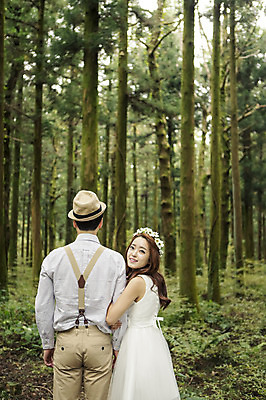 포토 JPG 주간 나무 모자 커플 여자 남자 행복 신부 웨딩드레스 신랑 결혼 신혼부부 자연 한국 서기 미소 사람 동양인 상반신 20대 성인 야외 두명 뒷모습 제주도 팔짱 화관 로맨틱 한국인 뒤돌아보기 분위기 추억 숲 청순 특별함 청년만 성인만 국내포토 자연요소 식물 부부 잡화 드레스 꽃 감정 아시아 뷰포인트 컨셉 관계 모션 표정 인종 이벤트 청년 생태계 신혼 파일형식