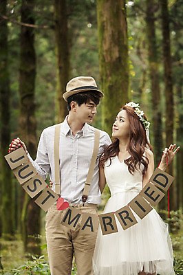 포토 JPG 주간 나무 모자 커플 여자 남자 행복 신부 웨딩드레스 허리손 신랑 결혼 신혼부부 자연 한국 서기 미소 들기 사람 동양인 상반신 20대 성인 야외 두명 제주도 마주보기 화관 로맨틱 한국인 분위기 추억 숲 청순 특별함 청년만 성인만 국내포토 자연요소 식물 부부 잡화 드레스 꽃 감정 아시아 포즈 컨셉 관계 모션 표정 인종 이벤트 청년 생태계 신혼 파일형식