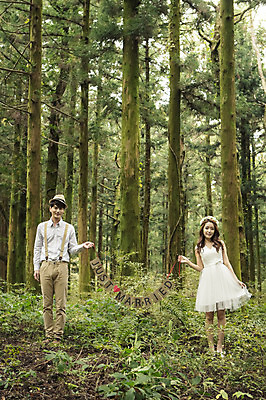 포토 JPG 주간 전신 나무 모자 커플 여자 남자 행복 신부 웨딩드레스 신랑 결혼 신혼부부 자연 한국 서기 미소 들기 사람 동양인 20대 성인 야외 두명 앞모습 제주도 화관 로맨틱 한국인 분위기 추억 숲 청순 특별함 청년만 성인만 국내포토 자연요소 식물 부부 잡화 드레스 꽃 감정 아시아 뷰포인트 컨셉 관계 모션 표정 인종 이벤트 청년 생태계 신혼 파일형식