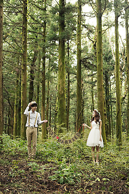 포토 JPG 주간 전신 나무 모자 커플 여자 남자 행복 신부 웨딩드레스 신랑 결혼 신혼부부 자연 한국 서기 들기 사람 동양인 20대 성인 야외 두명 앞모습 제주도 로맨틱 한국인 분위기 추억 숲 청순 특별함 청년만 성인만 국내포토 자연요소 식물 부부 잡화 드레스 감정 아시아 뷰포인트 컨셉 관계 모션 인종 이벤트 청년 생태계 신혼 파일형식