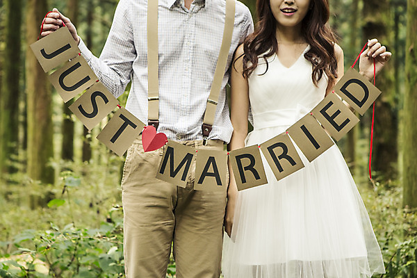 포토 JPG 주간 나무 커플 여자 남자 행복 신부 웨딩드레스 신랑 결혼 신혼부부 한국 들기 사람 동양인 상반신 20대 성인 야외 두명 앞모습 제주도 로맨틱 한국인 분위기 추억 숲 청순 특별함 청년만 성인만 국내포토 자연요소 식물 부부 드레스 감정 아시아 뷰포인트 컨셉 관계 모션 인종 이벤트 청년 신혼 파일형식