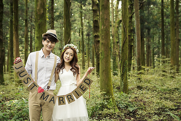 포토 JPG 주간 나무 커플 여자 남자 행복 신부 웨딩드레스 신랑 결혼 신혼부부 자연 한국 서기 미소 들기 사람 동양인 상반신 20대 성인 야외 두명 앞모습 제주도 화관 로맨틱 한국인 분위기 추억 숲 청순 특별함 청년만 성인만 국내포토 자연요소 식물 부부 드레스 꽃 감정 아시아 뷰포인트 컨셉 관계 모션 표정 인종 이벤트 청년 생태계 신혼 파일형식