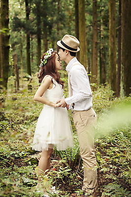 포토 JPG 주간 전신 나무 모자 커플 여자 남자 행복 신부 웨딩드레스 신랑 결혼 신혼부부 자연 키스 한국 서기 사람 동양인 20대 성인 야외 두명 옆모습 제주도 손잡기 화관 로맨틱 한국인 분위기 추억 숲 청순 특별함 청년만 성인만 국내포토 자연요소 식물 부부 잡화 드레스 꽃 감정 아시아 뷰포인트 컨셉 관계 모션 인종 이벤트 청년 애정표현 생태계 신혼 파일형식