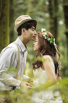 포토 JPG 주간 나무 커플 여자 남자 행복 신부 웨딩드레스 신랑 결혼 신혼부부 자연 키스 한국 서기 사람 동양인 상반신 20대 성인 야외 두명 옆모습 제주도 손잡기 화관 로맨틱 한국인 분위기 추억 숲 청순 특별함 청년만 성인만 국내포토 자연요소 식물 부부 드레스 꽃 감정 아시아 뷰포인트 컨셉 관계 모션 인종 이벤트 청년 애정표현 생태계 신혼 파일형식