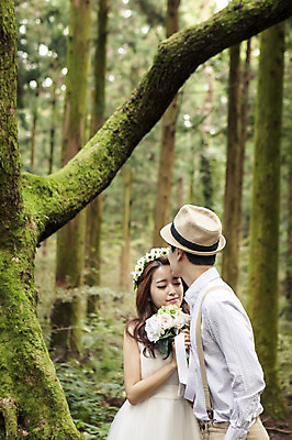 포토 JPG 주간 나무 모자 커플 여자 남자 행복 신부 부케 신랑 결혼 신혼부부 자연 키스 한국 서기 미소 들기 사람 동양인 상반신 20대 성인 야외 두명 앞모습 옆모습 제주도 화관 로맨틱 한국인 분위기 추억 숲 청순 특별함 청년만 성인만 국내포토 자연요소 식물 부부 잡화 꽃 감정 아시아 뷰포인트 꽃다발 컨셉 관계 모션 표정 인종 이벤트 청년 애정표현 생태계 신혼 파일형식