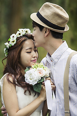 포토 JPG 주간 모자 커플 여자 남자 행복 신부 부케 웨딩드레스 신랑 결혼 신혼부부 자연 키스 한국 서기 미소 들기 사람 동양인 상반신 20대 성인 야외 두명 옆모습 제주도 눈감음 화관 로맨틱 한국인 분위기 추억 숲 청순 특별함 청년만 성인만 국내포토 자연요소 부부 잡화 드레스 꽃 감정 아시아 뷰포인트 꽃다발 컨셉 관계 모션 표정 인종 이벤트 청년 애정표현 생태계 신혼 파일형식