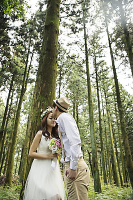포토 JPG 주간 나무 모자 커플 여자 남자 행복 신부 부케 웨딩드레스 신랑 결혼 신혼부부 자연 키스 한국 서기 미소 들기 사람 동양인 상반신 20대 성인 야외 두명 앞모습 제주도 화관 로맨틱 한국인 분위기 추억 숲 청순 특별함 청년만 성인만 국내포토 자연요소 식물 부부 잡화 드레스 꽃 감정 아시아 뷰포인트 꽃다발 컨셉 관계 모션 표정 인종 이벤트 청년 애정표현 생태계 신혼 파일형식