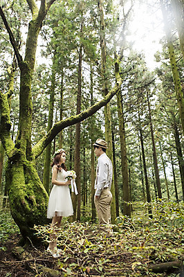 포토 JPG 주간 전신 나무 커플 여자 남자 행복 신부 부케 웨딩드레스 신랑 결혼 신혼부부 자연 한국 서기 들기 사람 동양인 20대 성인 야외 두명 옆모습 햇빛 제주도 마주보기 로맨틱 한국인 분위기 추억 숲 청순 특별함 청년만 성인만 국내포토 자연요소 식물 부부 드레스 감정 아시아 뷰포인트 꽃다발 컨셉 관계 모션 인종 이벤트 청년 태양 생태계 신혼 파일형식