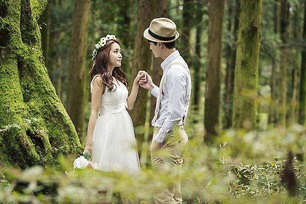 포토 JPG 주간 나무 모자 커플 여자 남자 행복 신부 부케 웨딩드레스 신랑 결혼 신혼부부 자연 한국 서기 들기 사람 동양인 상반신 20대 성인 야외 두명 옆모습 제주도 마주보기 손잡기 화관 로맨틱 한국인 분위기 추억 숲 청순 특별함 청년만 성인만 국내포토 자연요소 식물 부부 잡화 드레스 꽃 감정 아시아 뷰포인트 꽃다발 컨셉 관계 모션 인종 이벤트 청년 생태계 신혼 파일형식