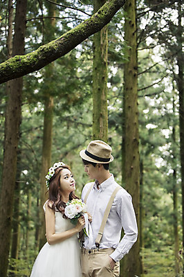 포토 JPG 주간 나무 모자 커플 여자 남자 행복 신부 부케 웨딩드레스 신랑 결혼 신혼부부 자연 한국 서기 들기 사람 동양인 상반신 20대 성인 야외 두명 앞모습 제주도 화관 로맨틱 한국인 분위기 추억 숲 청순 특별함 청년만 성인만 국내포토 자연요소 식물 부부 잡화 드레스 꽃 감정 아시아 뷰포인트 꽃다발 컨셉 관계 모션 인종 이벤트 청년 생태계 신혼 파일형식