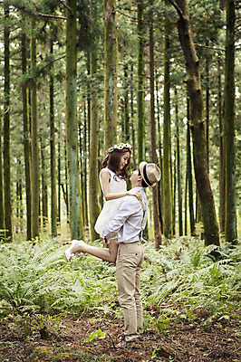 포토 JPG 주간 전신 나무 모자 커플 여자 남자 행복 신부 웨딩드레스 신랑 결혼 신혼부부 자연 한국 서기 미소 사람 동양인 20대 성인 야외 두명 옆모습 제주도 화관 로맨틱 한국인 분위기 추억 숲 청순 특별함 청년만 성인만 들어올리기 국내포토 자연요소 식물 부부 잡화 드레스 꽃 감정 아시아 뷰포인트 컨셉 관계 모션 표정 인종 이벤트 청년 생태계 신혼 파일형식