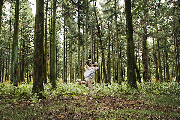 포토 JPG 주간 전신 나무 커플 여자 남자 행복 신부 웨딩드레스 신랑 결혼 신혼부부 자연 한국 서기 사람 동양인 20대 성인 야외 두명 옆모습 제주도 로맨틱 한국인 분위기 추억 숲 청순 특별함 청년만 성인만 들어올리기 국내포토 자연요소 식물 부부 드레스 감정 아시아 뷰포인트 컨셉 관계 모션 인종 이벤트 청년 생태계 신혼 파일형식