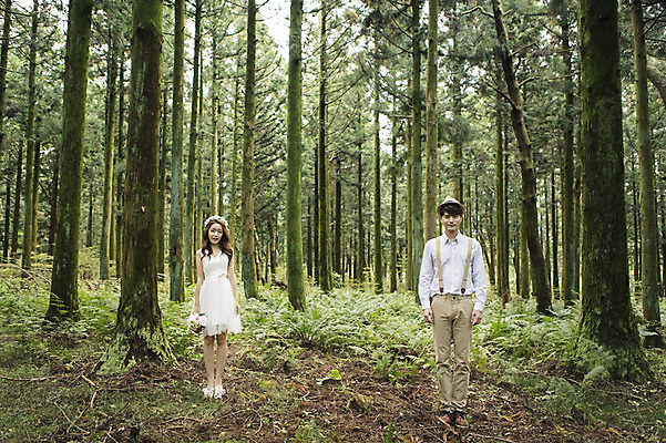 포토 JPG 주간 전신 나무 모자 커플 여자 남자 행복 신부 부케 웨딩드레스 신랑 결혼 신혼부부 자연 한국 서기 들기 사람 동양인 20대 성인 야외 두명 앞모습 제주도 화관 로맨틱 한국인 분위기 추억 숲 청순 특별함 청년만 성인만 국내포토 자연요소 식물 부부 잡화 드레스 꽃 감정 아시아 뷰포인트 꽃다발 컨셉 관계 모션 인종 이벤트 청년 생태계 신혼 파일형식