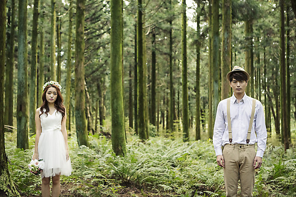 포토 JPG 주간 모자 커플 여자 남자 행복 신부 부케 웨딩드레스 신랑 결혼 신혼부부 자연 한국 서기 들기 사람 동양인 상반신 20대 성인 야외 두명 앞모습 제주도 화관 로맨틱 한국인 분위기 추억 숲 청순 특별함 청년만 성인만 국내포토 자연요소 부부 잡화 드레스 꽃 감정 아시아 뷰포인트 꽃다발 컨셉 관계 모션 인종 이벤트 청년 생태계 신혼 파일형식