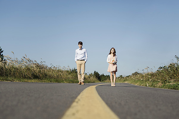 포토 JPG 주간 전신 커플 여자 남자 행복 길 신부 부케 신랑 결혼 신혼부부 한국 따뜻함 들기 사람 동양인 20대 성인 야외 두명 앞모습 제주도 걷기 로맨틱 한국인 분위기 추억 억새 청순 특별함 청년만 성인만 국내포토 자연요소 식물 부부 감정 아시아 뷰포인트 꽃다발 컨셉 관계 모션 인종 이벤트 청년 신혼 파일형식
