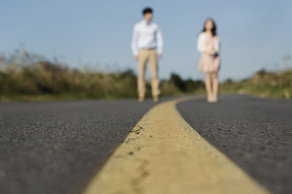 포토 JPG 주간 전신 커플 여자 남자 행복 길 신부 부케 신랑 결혼 신혼부부 한국 따뜻함 들기 사람 동양인 20대 성인 야외 두명 앞모습 제주도 걷기 로맨틱 한국인 분위기 추억 소프트포커스 억새 청순 특별함 청년만 성인만 국내포토 자연요소 식물 부부 감정 아시아 뷰포인트 꽃다발 컨셉 관계 모션 촬영기법 인종 이벤트 청년 신혼 파일형식