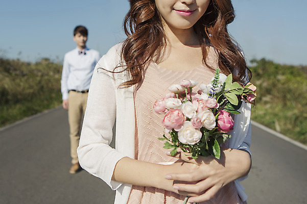 포토 JPG 주간 전신 커플 여자 남자 행복 신부 부케 신랑 결혼 신혼부부 한국 따뜻함 서기 미소 들기 사람 동양인 상반신 20대 성인 야외 두명 앞모습 제주도 로맨틱 한국인 분위기 추억 억새 청순 특별함 청년만 성인만 국내포토 자연요소 식물 부부 감정 아시아 뷰포인트 꽃다발 컨셉 관계 모션 표정 인종 이벤트 청년 신혼 파일형식