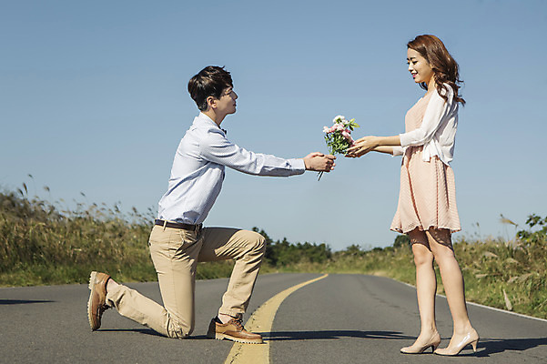 포토 JPG 주간 전신 커플 여자 남자 꽃 행복 신부 신랑 결혼 프로포즈 신혼부부 한국 따뜻함 서기 미소 들기 사람 동양인 20대 성인 야외 두명 옆모습 제주도 로맨틱 한국인 분위기 추억 무릎꿇기 주기 억새 청순 특별함 청년만 성인만 국내포토 자연요소 식물 부부 감정 아시아 뷰포인트 컨셉 관계 모션 표정 인종 이벤트 청년 신혼 파일형식