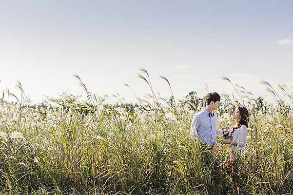 포토 JPG 주간 커플 여자 남자 행복 신부 부케 신랑 결혼 신혼부부 하늘 한국 따뜻함 서기 미소 들기 사람 동양인 상반신 20대 성인 야외 두명 옆모습 제주도 마주보기 로맨틱 한국인 분위기 추억 억새 억새밭 청순 특별함 청년만 성인만 국내포토 자연요소 식물 부부 감정 아시아 뷰포인트 꽃다발 컨셉 관계 모션 표정 인종 이벤트 청년 신혼 파일형식