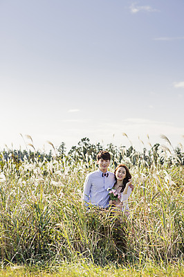 포토 JPG 주간 커플 여자 남자 행복 신부 부케 신랑 결혼 신혼부부 하늘 어깨동무 한국 따뜻함 서기 미소 들기 사람 동양인 상반신 20대 성인 야외 두명 앞모습 제주도 로맨틱 한국인 분위기 추억 억새 억새밭 청순 특별함 청년만 성인만 국내포토 자연요소 식물 부부 감정 아시아 뷰포인트 꽃다발 포즈 컨셉 관계 모션 표정 인종 이벤트 청년 신혼 파일형식