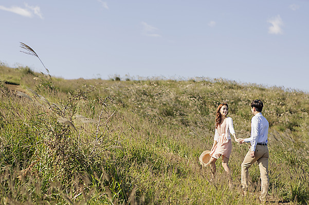 포토 JPG 주간 전신 모자 커플 여자 남자 행복 신부 신랑 결혼 신혼부부 한국 따뜻함 미소 들기 사람 동양인 20대 성인 야외 두명 앞모습 뒷모습 제주도 걷기 손잡기 로맨틱 한국인 분위기 추억 억새 오름 청순 특별함 청년만 성인만 국내포토 자연요소 식물 부부 잡화 감정 아시아 뷰포인트 컨셉 관계 모션 표정 인종 이벤트 청년 신혼 파일형식