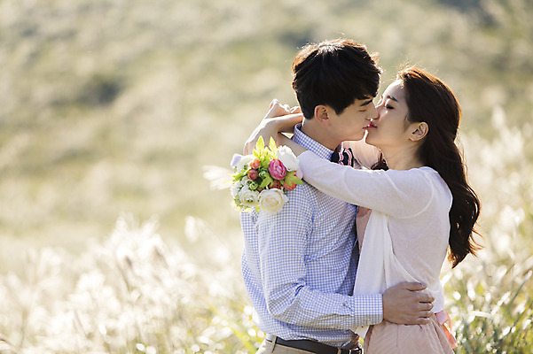 포토 JPG 주간 커플 여자 남자 행복 신부 부케 신랑 결혼 신혼부부 안기 키스 한국 따뜻함 서기 들기 사람 동양인 상반신 20대 성인 야외 두명 옆모습 제주도 로맨틱 한국인 분위기 추억 억새 오름 청순 특별함 청년만 성인만 국내포토 자연요소 식물 부부 감정 아시아 뷰포인트 꽃다발 컨셉 관계 모션 인종 이벤트 청년 애정표현 신혼 파일형식