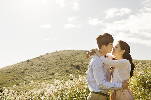 포토 JPG 주간 커플 여자 남자 행복 신부 신랑 결혼 신혼부부 안기 하늘 키스 한국 따뜻함 서기 사람 동양인 상반신 20대 성인 야외 두명 옆모습 햇빛 제주도 로맨틱 한국인 분위기 추억 억새 오름 청순 특별함 청년만 성인만 국내포토 자연요소 식물 부부 감정 아시아 뷰포인트 컨셉 관계 모션 인종 이벤트 청년 태양 애정표현 신혼 파일형식