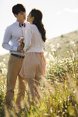 포토 JPG 주간 전신 커플 여자 남자 행복 신부 부케 신랑 결혼 신혼부부 키스 한국 따뜻함 서기 들기 사람 동양인 20대 성인 야외 두명 앞모습 뒷모습 제주도 눈감음 로맨틱 한국인 분위기 추억 억새 오름 청순 특별함 청년만 성인만 국내포토 자연요소 식물 부부 감정 아시아 뷰포인트 꽃다발 컨셉 관계 모션 인종 이벤트 청년 애정표현 신혼 파일형식