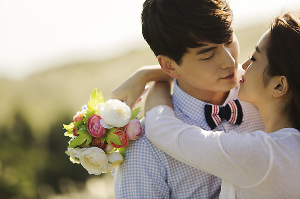 포토 JPG 주간 커플 여자 남자 행복 신부 부케 신랑 결혼 신혼부부 키스 한국 따뜻함 서기 들기 사람 동양인 상반신 20대 성인 야외 두명 앞모습 제주도 눈감음 로맨틱 한국인 분위기 추억 오름 청순 특별함 청년만 성인만 국내포토 자연요소 부부 감정 아시아 뷰포인트 꽃다발 컨셉 관계 모션 인종 이벤트 청년 애정표현 신혼 파일형식