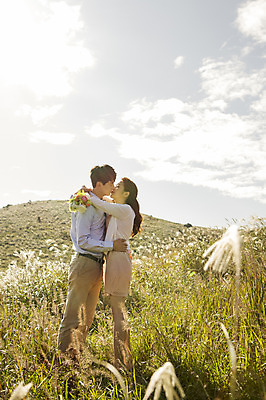 포토 JPG 주간 전신 구름 커플 여자 남자 행복 신부 부케 신랑 결혼 신혼부부 하늘 키스 한국 따뜻함 서기 들기 사람 동양인 20대 성인 야외 두명 옆모습 햇빛 제주도 로맨틱 한국인 분위기 추억 억새 오름 청순 특별함 청년만 성인만 국내포토 자연요소 식물 부부 감정 아시아 뷰포인트 꽃다발 컨셉 관계 모션 인종 이벤트 청년 태양 애정표현 신혼 파일형식