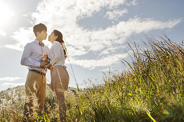 포토 JPG 주간 전신 구름 커플 여자 남자 행복 신부 부케 신랑 결혼 신혼부부 하늘 키스 한국 따뜻함 서기 들기 사람 동양인 20대 성인 야외 두명 옆모습 햇빛 제주도 로맨틱 한국인 분위기 추억 억새 오름 청순 특별함 청년만 성인만 국내포토 자연요소 식물 부부 감정 아시아 뷰포인트 꽃다발 컨셉 관계 모션 인종 이벤트 청년 태양 애정표현 신혼 파일형식