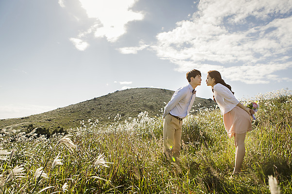 포토 JPG 주간 전신 구름 커플 여자 남자 행복 신부 부케 신랑 결혼 신혼부부 하늘 키스 한국 따뜻함 서기 들기 사람 동양인 20대 성인 야외 두명 옆모습 햇빛 제주도 로맨틱 한국인 분위기 추억 억새 오름 청순 특별함 청년만 성인만 국내포토 자연요소 식물 부부 감정 아시아 뷰포인트 꽃다발 컨셉 관계 모션 인종 이벤트 청년 태양 애정표현 신혼 파일형식