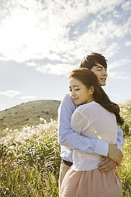 포토 JPG 주간 구름 커플 여자 남자 행복 신부 신랑 결혼 신혼부부 포옹 하늘 한국 따뜻함 서기 미소 사람 동양인 상반신 20대 성인 야외 두명 앞모습 뒷모습 제주도 눈감음 로맨틱 한국인 분위기 추억 억새 오름 청순 특별함 청년만 성인만 국내포토 자연요소 식물 부부 감정 아시아 뷰포인트 컨셉 관계 안기 모션 표정 인종 이벤트 청년 신혼 파일형식