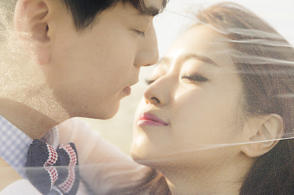 포토 JPG 주간 커플 여자 남자 행복 신부 신랑 결혼 신혼부부 키스 한국 면사포 따뜻함 사람 동양인 상반신 20대 성인 야외 두명 옆모습 제주도 눈감음 로맨틱 한국인 분위기 추억 오름 청순 특별함 청년만 성인만 국내포토 자연요소 부부 감정 아시아 뷰포인트 컨셉 관계 모션 인종 이벤트 청년 애정표현 신혼 결혼소품 파일형식