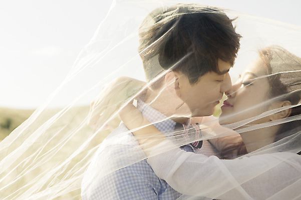 포토 JPG 주간 커플 여자 남자 행복 신부 신랑 결혼 신혼부부 포옹 키스 한국 면사포 따뜻함 서기 미소 사람 동양인 상반신 20대 성인 야외 두명 제주도 눈감음 로맨틱 한국인 분위기 추억 오름 청순 특별함 청년만 성인만 국내포토 자연요소 부부 감정 아시아 컨셉 관계 안기 모션 표정 인종 이벤트 청년 애정표현 신혼 결혼소품 파일형식