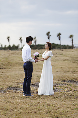 포토 JPG 주간 전신 커플 드레스 여자 남자 행복 신부 부케 웨딩드레스 신랑 결혼 신혼부부 한국 따뜻함 서기 들기 사람 동양인 초원 20대 성인 야외 두명 옆모습 제주도 마주보기 손잡기 로맨틱 한국인 분위기 추억 청순 특별함 청년만 성인만 국내포토 자연요소 부부 옷 감정 아시아 뷰포인트 꽃다발 컨셉 관계 모션 인종 이벤트 청년 신혼 파일형식