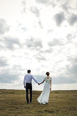포토 JPG 주간 전신 구름 커플 드레스 여자 남자 행복 신부 웨딩드레스 신랑 결혼 신혼부부 하늘 한국 따뜻함 사람 동양인 초원 20대 성인 야외 두명 뒷모습 제주도 걷기 손잡기 로맨틱 한국인 분위기 추억 청순 특별함 청년만 성인만 국내포토 자연요소 부부 옷 감정 아시아 뷰포인트 컨셉 관계 모션 인종 이벤트 청년 신혼 파일형식