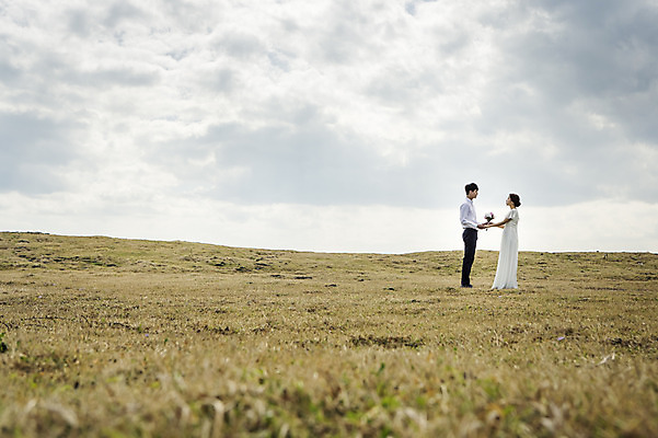 포토 JPG 주간 전신 구름 커플 드레스 여자 남자 행복 신부 부케 웨딩드레스 신랑 결혼 신혼부부 하늘 한국 따뜻함 서기 들기 사람 동양인 초원 20대 성인 야외 두명 옆모습 제주도 손잡기 로맨틱 한국인 분위기 추억 청순 특별함 청년만 성인만 국내포토 자연요소 부부 옷 감정 아시아 뷰포인트 꽃다발 컨셉 관계 모션 인종 이벤트 청년 신혼 파일형식