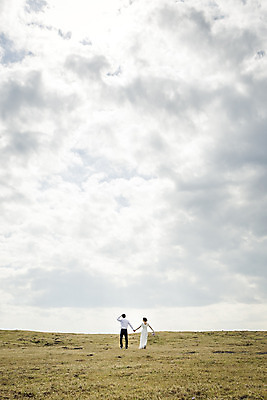 포토 JPG 주간 전신 구름 커플 드레스 여자 남자 행복 신부 웨딩드레스 신랑 결혼 신혼부부 하늘 한국 따뜻함 사람 동양인 초원 20대 성인 야외 두명 뒷모습 제주도 걷기 손잡기 로맨틱 한국인 분위기 추억 청순 특별함 청년만 성인만 국내포토 자연요소 부부 옷 감정 아시아 뷰포인트 컨셉 관계 모션 인종 이벤트 청년 신혼 파일형식