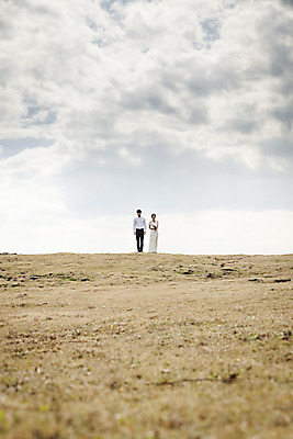 포토 JPG 주간 전신 구름 커플 드레스 여자 남자 행복 신부 부케 웨딩드레스 신랑 결혼 신혼부부 하늘 한국 따뜻함 들기 사람 동양인 초원 20대 성인 야외 두명 앞모습 제주도 걷기 로맨틱 한국인 분위기 추억 청순 특별함 청년만 성인만 국내포토 자연요소 부부 옷 감정 아시아 뷰포인트 꽃다발 컨셉 관계 모션 인종 이벤트 청년 신혼 파일형식
