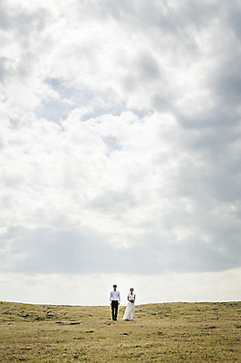 포토 JPG 주간 전신 구름 커플 드레스 여자 남자 행복 신부 부케 웨딩드레스 신랑 결혼 신혼부부 하늘 한국 따뜻함 서기 들기 사람 동양인 초원 20대 성인 야외 두명 앞모습 제주도 로맨틱 한국인 분위기 추억 청순 특별함 청년만 성인만 국내포토 자연요소 부부 옷 감정 아시아 뷰포인트 꽃다발 컨셉 관계 모션 인종 이벤트 청년 신혼 파일형식