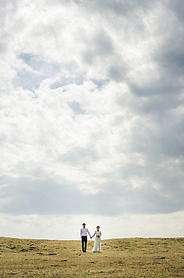 포토 JPG 주간 전신 구름 커플 드레스 여자 남자 행복 신부 부케 웨딩드레스 신랑 결혼 신혼부부 하늘 한국 따뜻함 서기 들기 사람 동양인 초원 20대 성인 야외 두명 앞모습 제주도 손잡기 로맨틱 한국인 분위기 추억 청순 특별함 청년만 성인만 국내포토 자연요소 부부 옷 감정 아시아 뷰포인트 꽃다발 컨셉 관계 모션 인종 이벤트 청년 신혼 파일형식