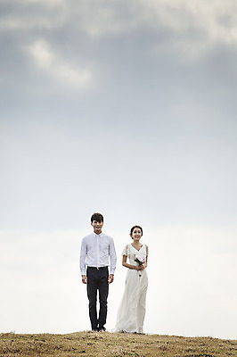 포토 JPG 주간 전신 구름 커플 드레스 여자 남자 행복 신부 부케 웨딩드레스 신랑 결혼 신혼부부 하늘 한국 따뜻함 서기 들기 사람 동양인 초원 20대 성인 야외 두명 앞모습 제주도 로맨틱 한국인 분위기 추억 청순 특별함 청년만 성인만 국내포토 자연요소 부부 옷 감정 아시아 뷰포인트 꽃다발 컨셉 관계 모션 인종 이벤트 청년 신혼 파일형식