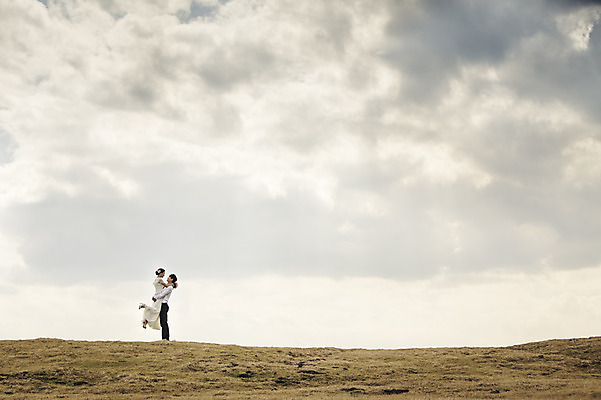 포토 JPG 주간 전신 구름 커플 드레스 여자 남자 행복 신부 웨딩드레스 신랑 결혼 신혼부부 하늘 한국 따뜻함 서기 사람 동양인 초원 20대 성인 야외 두명 옆모습 제주도 로맨틱 한국인 분위기 추억 청순 특별함 청년만 성인만 들어올리기 국내포토 자연요소 부부 옷 감정 아시아 뷰포인트 컨셉 관계 모션 인종 이벤트 청년 신혼 파일형식