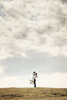 포토 JPG 주간 구름 커플 드레스 여자 남자 행복 신부 웨딩드레스 신랑 결혼 신혼부부 하늘 한국 따뜻함 서기 사람 동양인 초원 20대 성인 야외 두명 옆모습 제주도 로맨틱 한국인 분위기 추억 청순 특별함 청년만 성인만 들어올리기 국내포토 자연요소 부부 옷 감정 아시아 뷰포인트 컨셉 관계 모션 인종 이벤트 청년 신혼 파일형식