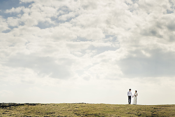 포토 JPG 주간 전신 구름 커플 드레스 여자 남자 행복 신부 웨딩드레스 신랑 결혼 신혼부부 하늘 한국 따뜻함 서기 사람 동양인 초원 20대 성인 야외 두명 앞모습 제주도 손잡기 로맨틱 한국인 분위기 추억 청순 특별함 청년만 성인만 국내포토 자연요소 부부 옷 감정 아시아 뷰포인트 컨셉 관계 모션 인종 이벤트 청년 신혼 파일형식